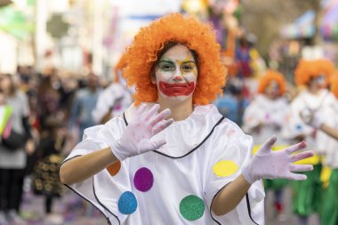 LOULE, PORTUGAL - 23 Şubat 2023: Loule, Portekiz 'deki Renkli Karnaval Festivali katılımcıları.