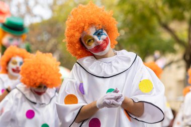 LOULE, PORTUGAL - 23 Şubat 2023: Loule, Portekiz 'deki Renkli Karnaval Festivali katılımcıları.