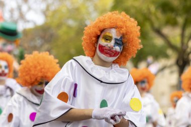 LOULE, PORTUGAL - 23 Şubat 2023: Loule, Portekiz 'deki Renkli Karnaval Festivali katılımcıları.