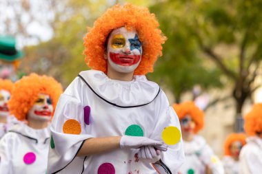LOULE, PORTUGAL - 23 Şubat 2023: Loule, Portekiz 'deki Renkli Karnaval Festivali katılımcıları.