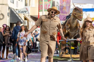 LOULE, PORTUGAL - 23 Şubat 2023: Loule, Portekiz 'deki Renkli Karnaval Festivali katılımcıları.