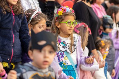 LOULE, PORTUGAL - 23 Şubat 2023: Loule, Portekiz 'deki Renkli Karnaval Festivali katılımcıları.