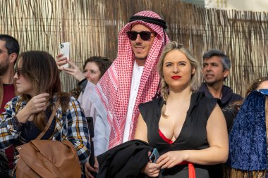 LOULE, PORTUGAL - 23 Şubat 2023: Loule, Portekiz 'deki Renkli Karnaval Festivali katılımcıları.