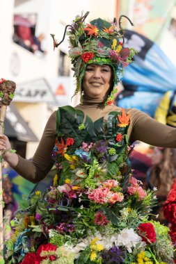 LOULE, PORTUGAL - 23 Şubat 2023: Loule, Portekiz 'deki Renkli Karnaval Festivali katılımcıları.