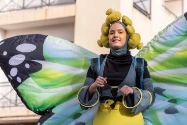 LOULE, PORTUGAL - 23 Şubat 2023: Loule, Portekiz 'deki Renkli Karnaval Festivali katılımcıları.