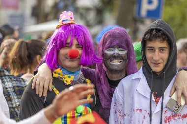 LOULE, PORTUGAL - 23 Şubat 2023: Loule, Portekiz 'deki Renkli Karnaval Festivali katılımcıları.