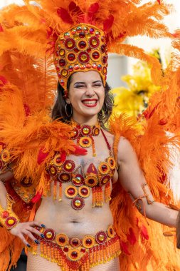 LOULE, PORTUGAL - 23 Şubat 2023: Loule, Portekiz 'deki Renkli Karnaval Festivali katılımcıları.