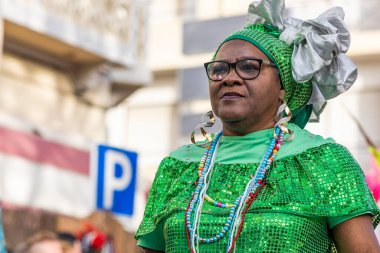 LOULE, PORTUGAL - 23 Şubat 2023: Loule, Portekiz 'deki Renkli Karnaval Festivali katılımcıları.