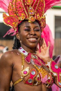 LOULE, PORTUGAL - 23 Şubat 2023: Loule, Portekiz 'deki Renkli Karnaval Festivali katılımcıları.