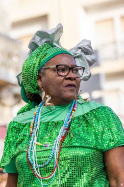 LOULE, PORTUGAL - 23 Şubat 2023: Loule, Portekiz 'deki Renkli Karnaval Festivali katılımcıları.