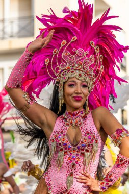 LOULE, PORTUGAL - 23 Şubat 2023: Loule, Portekiz 'deki Renkli Karnaval Festivali katılımcıları.