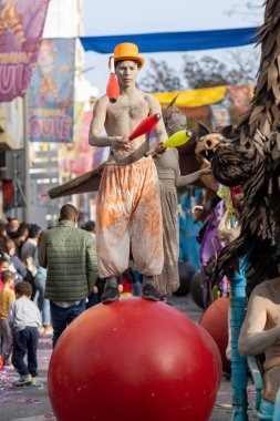 LOULE, PORTUGAL - 23 Şubat 2023: Loule, Portekiz 'deki Renkli Karnaval Festivali katılımcıları.
