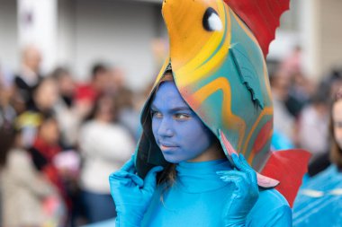LOULE, PORTUGAL - 23 Şubat 2023: Loule, Portekiz 'deki Renkli Karnaval Festivali katılımcıları.