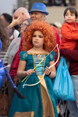 LOULE, PORTUGAL - 23 Şubat 2023: Loule, Portekiz 'deki Renkli Karnaval Festivali katılımcıları.