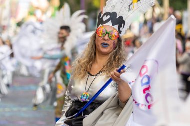 LOULE, PORTUGAL - 23 Şubat 2023: Loule, Portekiz 'deki Renkli Karnaval Festivali katılımcıları.