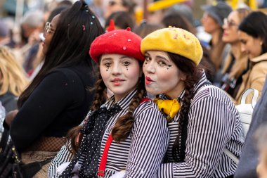 LOULE, PORTUGAL - 23 Şubat 2023: Loule, Portekiz 'deki Renkli Karnaval Festivali katılımcıları.