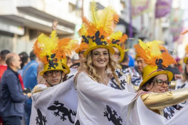 LOULE, PORTUGAL - 23 Şubat 2023: Loule, Portekiz 'deki Renkli Karnaval Festivali katılımcıları.