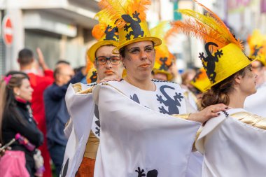 LOULE, PORTUGAL - 23 Şubat 2023: Loule, Portekiz 'deki Renkli Karnaval Festivali katılımcıları.