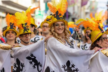 LOULE, PORTUGAL - 23 Şubat 2023: Loule, Portekiz 'deki Renkli Karnaval Festivali katılımcıları.