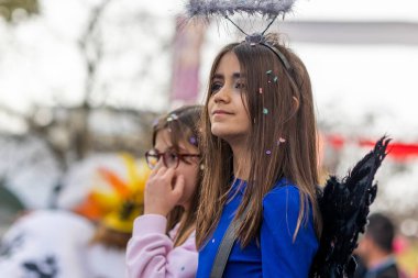 LOULE, PORTUGAL - 23 Şubat 2023: Loule, Portekiz 'deki Renkli Karnaval Festivali katılımcıları.