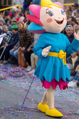 LOULE, PORTUGAL - 23 Şubat 2023: Loule, Portekiz 'deki Renkli Karnaval Festivali katılımcıları.