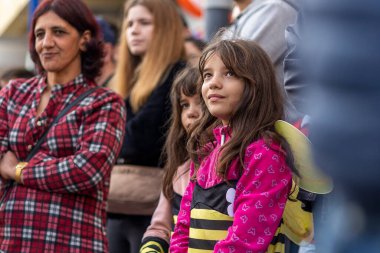 LOULE, PORTUGAL - 23 Şubat 2023: Loule, Portekiz 'deki Renkli Karnaval Festivali katılımcıları.