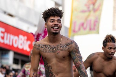 LOULE, PORTUGAL - 23 Şubat 2023: Loule, Portekiz 'deki Renkli Karnaval Festivali katılımcıları.