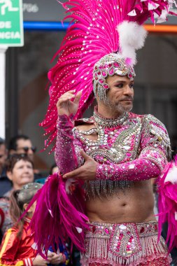 LOULE, PORTUGAL - 23 Şubat 2023: Loule, Portekiz 'deki Renkli Karnaval Festivali katılımcıları.