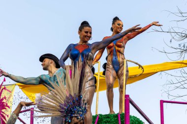 LOULE, PORTUGAL - 23 Şubat 2023: Loule, Portekiz 'deki Renkli Karnaval Festivali katılımcıları.