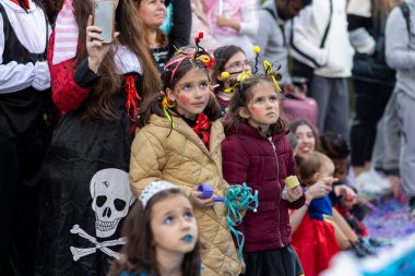 LOULE, PORTUGAL - 23 Şubat 2023: Loule, Portekiz 'deki Renkli Karnaval Festivali katılımcıları.