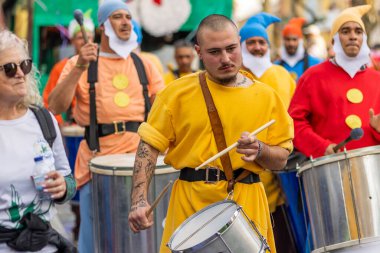 LOULE, PORTUGAL - 23 Şubat 2023: Loule, Portekiz 'deki Renkli Karnaval Festivali katılımcıları.