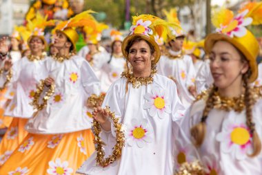 LOULE, PORTUGAL - 23 Şubat 2023: Loule, Portekiz 'deki Renkli Karnaval Festivali katılımcıları.