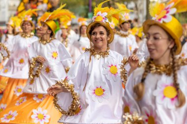 LOULE, PORTUGAL - 23 Şubat 2023: Loule, Portekiz 'deki Renkli Karnaval Festivali katılımcıları.