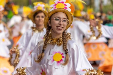 LOULE, PORTUGAL - 23 Şubat 2023: Loule, Portekiz 'deki Renkli Karnaval Festivali katılımcıları.