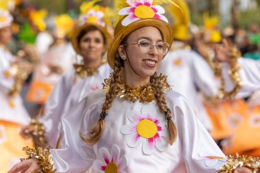 LOULE, PORTUGAL - 23 Şubat 2023: Loule, Portekiz 'deki Renkli Karnaval Festivali katılımcıları.