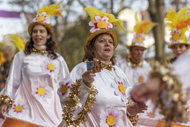 LOULE, PORTUGAL - 23 Şubat 2023: Loule, Portekiz 'deki Renkli Karnaval Festivali katılımcıları.