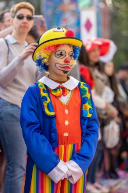 LOULE, PORTUGAL - 23 Şubat 2023: Loule, Portekiz 'deki Renkli Karnaval Festivali katılımcıları.