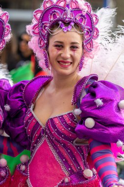 LOULE, PORTUGAL - 23 Şubat 2023: Loule, Portekiz 'deki Renkli Karnaval Festivali katılımcıları.