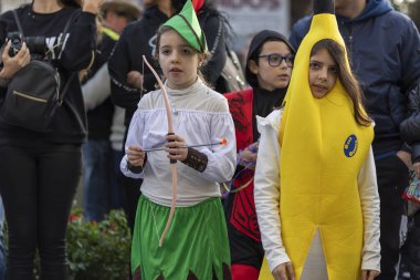 LOULE, PORTUGAL - 23 Şubat 2023: Loule, Portekiz 'deki Renkli Karnaval Festivali katılımcıları.