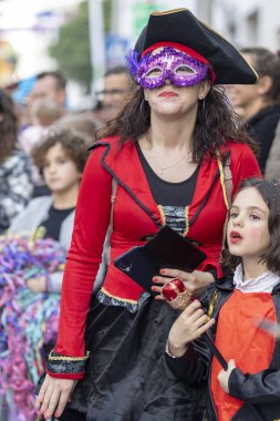 LOULE, PORTUGAL - 23 Şubat 2023: Loule, Portekiz 'deki Renkli Karnaval Festivali katılımcıları.