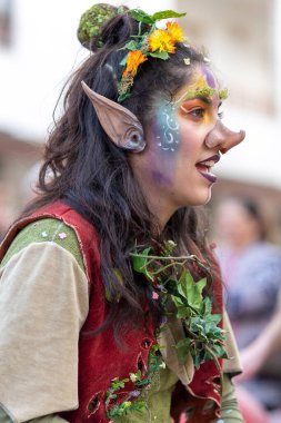 LOULE, PORTUGAL - 23 Şubat 2023: Loule, Portekiz 'deki Renkli Karnaval Festivali katılımcıları.