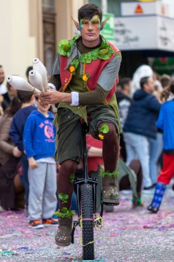 LOULE, PORTUGAL - 23 Şubat 2023: Loule, Portekiz 'deki Renkli Karnaval Festivali katılımcıları.