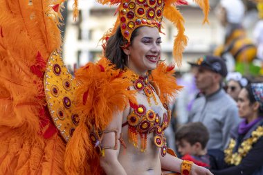 LOULE, PORTUGAL - 23 Şubat 2023: Loule, Portekiz 'deki Renkli Karnaval Festivali katılımcıları.
