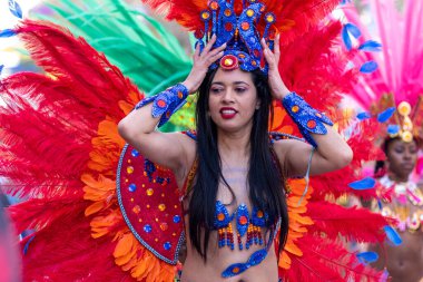 LOULE, PORTUGAL - 23 Şubat 2023: Loule, Portekiz 'deki Renkli Karnaval Festivali katılımcıları.