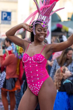 LOULE, PORTUGAL - 23 Şubat 2023: Loule, Portekiz 'deki Renkli Karnaval Festivali katılımcıları.