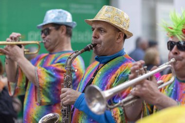 LOULE, PORTUGAL - 23 Şubat 2023: Loule, Portekiz 'deki Renkli Karnaval Festivali katılımcıları.