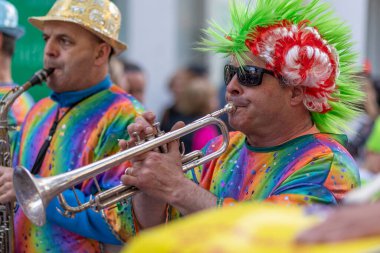 LOULE, PORTUGAL - 23 Şubat 2023: Loule, Portekiz 'deki Renkli Karnaval Festivali katılımcıları.