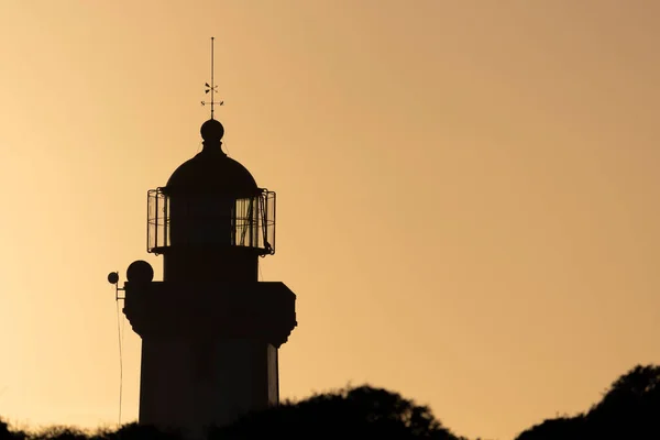 ポルトガル アルガルヴェ ポルトガルの南海岸にあるアルファーンシーナ灯台のシルエットビュー — ストック写真