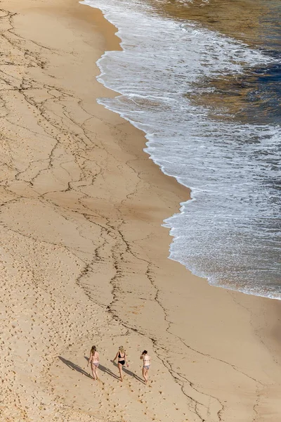 Meninas Caminhando Vasta Praia Areia Região Algarve Portugal — Fotografia de Stock