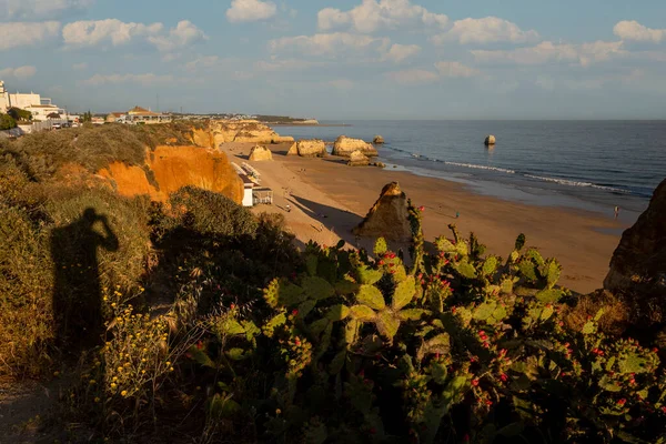 Вид Красивый Закат Пляже Трех Замков Городе Портимао Алгарве Португалия — стоковое фото